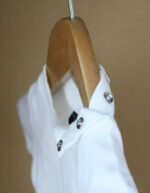 Dettaglio maglietta baby con bottoncini laterali