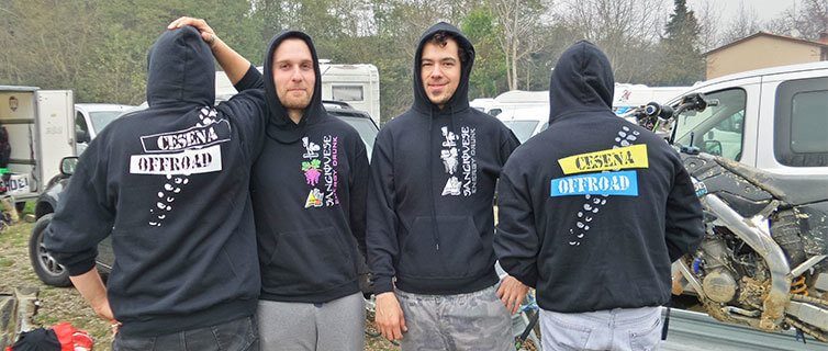 Motoclub con le loro felpe personalizzate