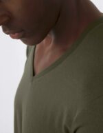 Maglietta uomo inspire collo v dettaglio colletto