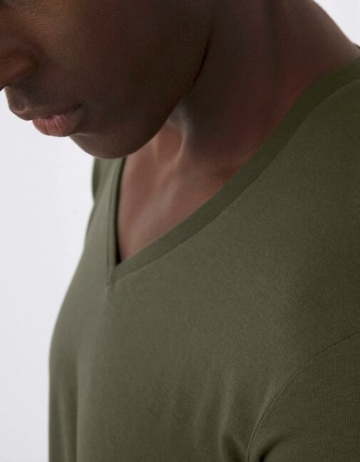 Maglietta uomo inspire collo v dettaglio colletto