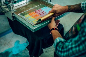 Stampa in serigrafia e dettaglio di telaio serigrafico