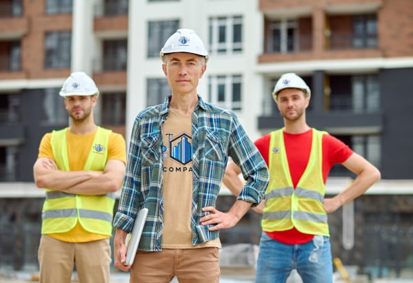 Lavoratori sul cantiere con magliette e gilet catarifrangenti personalizzati con il logo aziendale